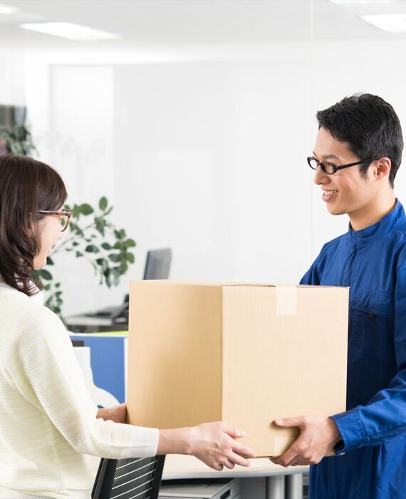 オフィスに荷物を配達するスタッフ