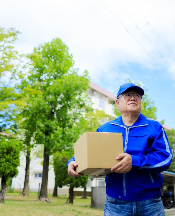 配達中の男性シニアスタッフ